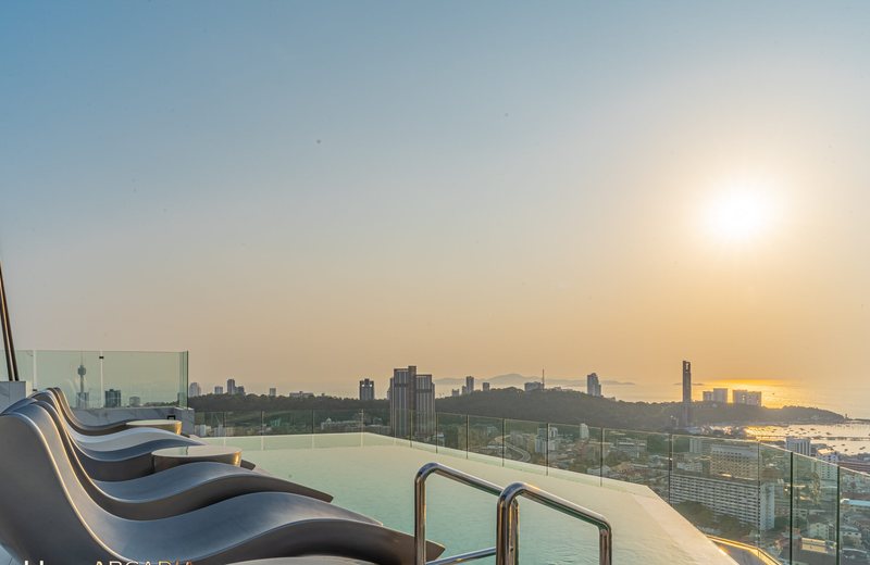 Rooftop Pool & Lounge